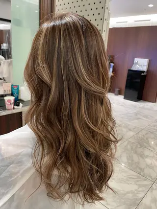 ロング カラー コテ巻きパーマ 藤野佑成のヘアスタイル