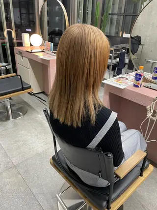 セミロング 鈴木瑛里／ブロンド ベージュ／男女のヘアスタイル