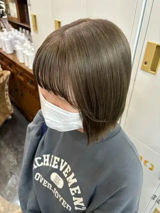 ミディアム カラー LOMARLIE JURIAのヘアスタイル