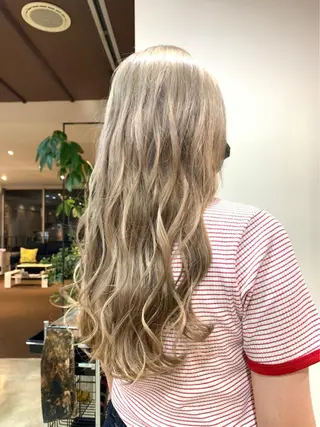 ロング W_SALON ［触れたくなる艶髪］のヘアスタイル
