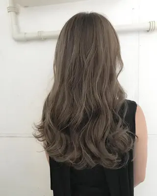 ロング カラー オフホワイトアンドなんば所属・福西 洋斗のヘアスタイル