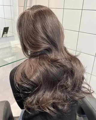 カラー 韓国🇰🇷トレンド レイヤーカット🩶のヘアスタイル