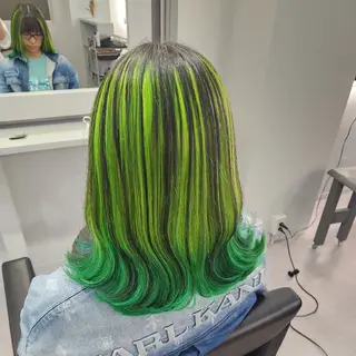 ミディアム カラー ツヤ髪✨縮毛矯正 ハイトーンカラーのヘアスタイル