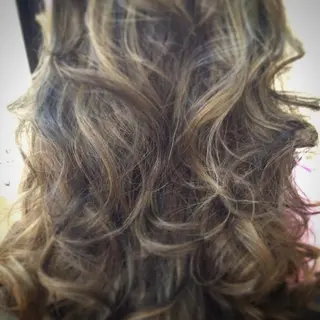 ロング カラー 鶴見 和美のヘアスタイル