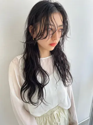 ロング パーマ ブリーチなし 寒色カラーのヘアスタイル