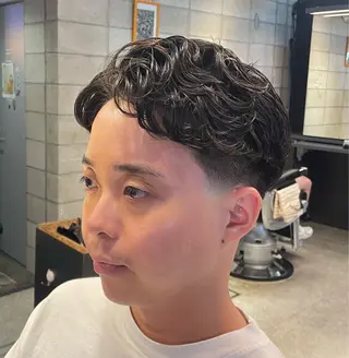 ミディアム メンズ FRANK’S BARBER&BEER CLUB 日比谷店所属・TAKU ／フェード／パーマのヘアスタイル