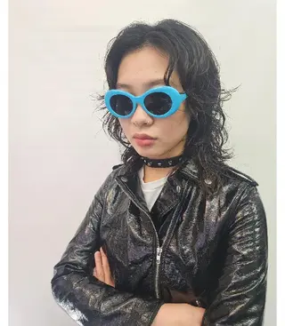 ミディアム Backbocker所属・ハイトーン/ブリーチ /デザインカラーのヘアスタイル