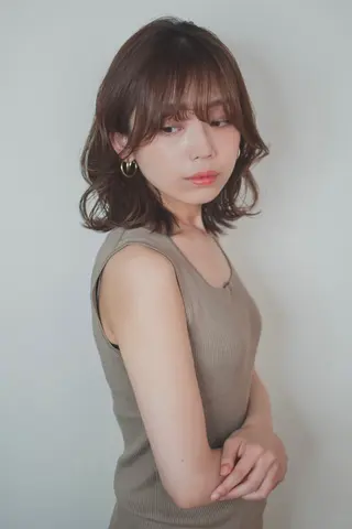 ミディアム カラー Le'a銀座所属・前髪/顔周り /レイヤー/秋山 元のヘアスタイル