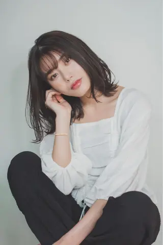 ミディアム カラー Le'a銀座所属・前髪/顔周り /レイヤー/秋山 元のヘアスタイル