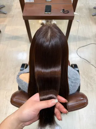 ロング 岸田 奈々／ 艶髪／トレンドカラーのヘアスタイル