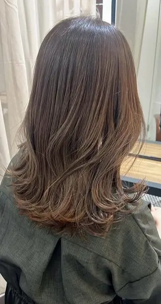 セミロング 金気 真央のヘアスタイル