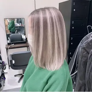 ミディアム カラー オフホワイトアンドなんば所属・福西 洋斗のヘアスタイル