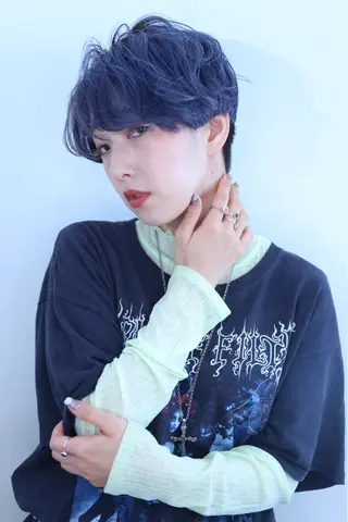 ショート カラー ウルフカット／吉村 桃子のヘアスタイル