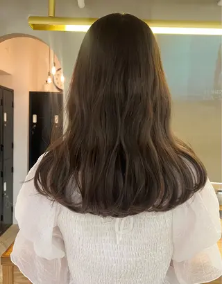 セミロング こだわりのレイヤー /透明感カラーのヘアスタイル