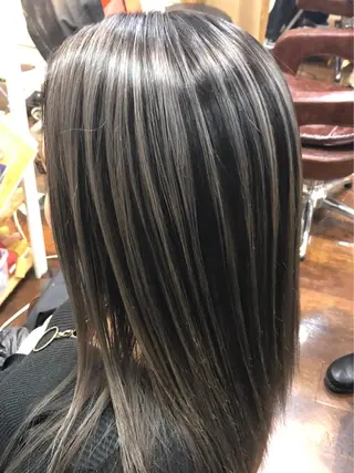 ロング 岡本 真実のヘアスタイル