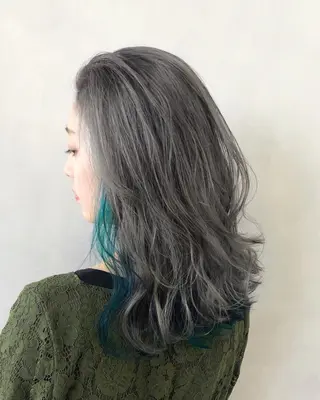 セミロング カラー 艶ハイトーンブリーチ 🌈小林侑雅のヘアスタイル