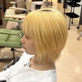 ショート CONAN｜レイヤー ボブ／ハイトーンのヘアスタイル