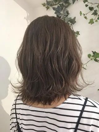 ミディアム カラー 岩村 彩音のヘアスタイル