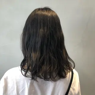 ミディアム カラー 荒木 依莉亜のヘアスタイル