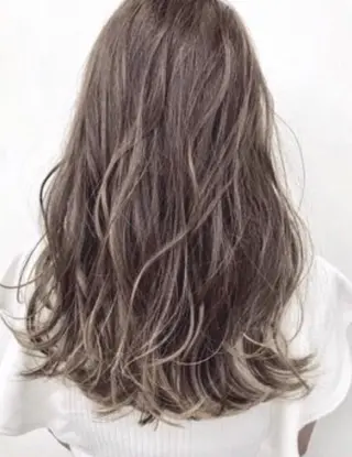 セミロング カラー ケア剤オタク×海外 ヘア長谷川裕起のヘアスタイル