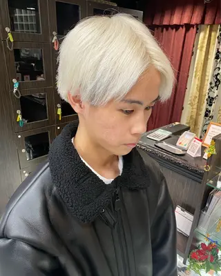 ショート カラー ホワイト/店長/カラ ー講師/錦糸町/岩崎のヘアスタイル