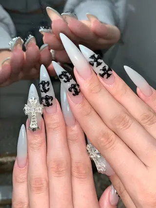 ネイル NES NAIL所属・さゆり￤推しキャラ ￤ロングネイル🩷のネイルデザイン