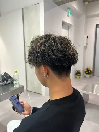 ショート カラー メンズ soen所属・⚡メンズパーマフ ェードカットTomyのヘアスタイル