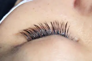 マツエク・マツパ UMEDA FIGAROのヘアスタイル