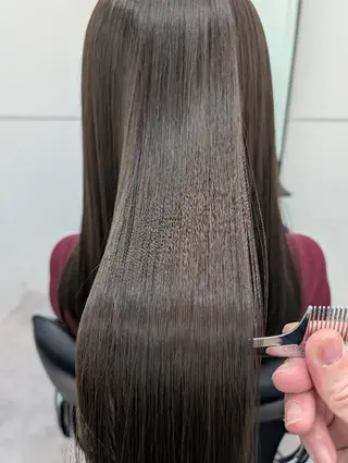 ロング GOToday所属・艶髪／オリーブ系／ 肌が綺麗に見えるお色のヘアスタイル