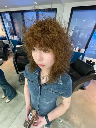 セミロング カラー パーマ スパイラルパーマ 🌐hina⭐️のヘアスタイル