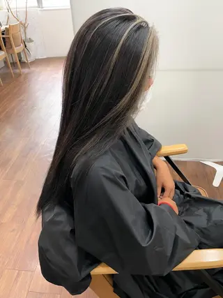 ロング 白いハイライト🤍 タナカリョウスケのヘアスタイル