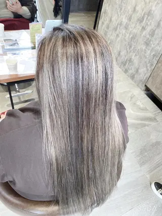 ロング カラー Kobayashi ハイライト/ショートのヘアスタイル