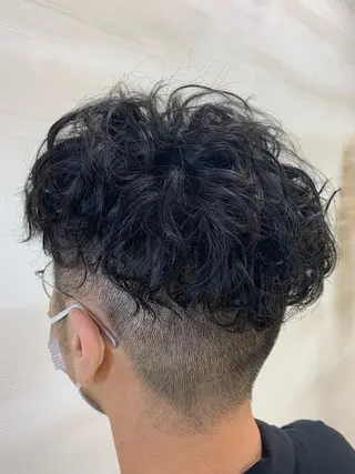 ショート パーマ メンズ 遊佐 瑞紀のヘアスタイル