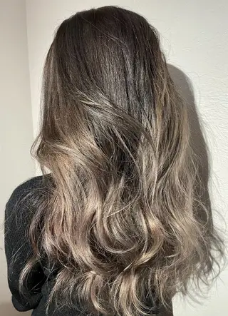 ロング 飯星慧斗 /ブリーチ、縮毛矯正のヘアスタイル