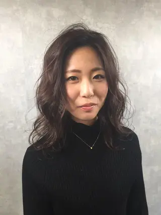 ミディアム 色白に見える暗髪 梅田・増田のヘアスタイル
