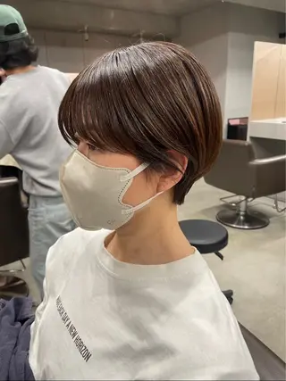 ショート カラー 曲がる縮毛矯正 センターパートのヘアスタイル