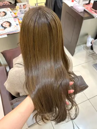 ロング レイヤーカット✖️ 柔らかベージュカラーのヘアスタイル
