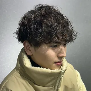 ミディアム パーマ メンズ マエダルイ🌐 レイヤースタイルのヘアスタイル