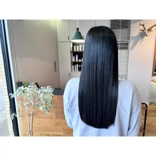 ロング ツキダテ ユイのヘアスタイル