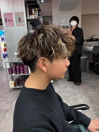ミディアム カラー パーマ メンズ メンズパーマ特化 🔥韓国ヘア職人🔥のヘアスタイル