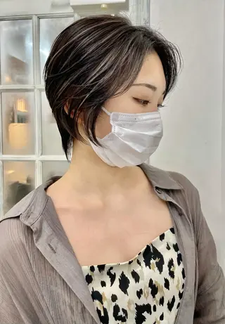 ショート 白いハイライト🤍 タナカリョウスケのヘアスタイル