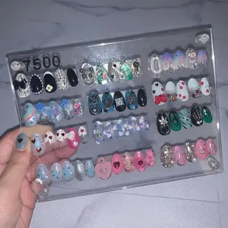 ネイル BLUEM なな🐶のネイルデザイン