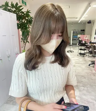 セミロング 髪質改善韓国レイヤー SHIORI🦋のヘアスタイル