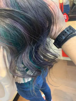 セミロング カラー ヘアアレンジ 今村公介 ブリーチ特化、派手髪のヘアスタイル