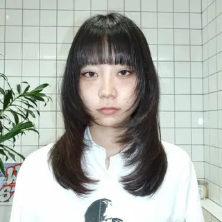 セミロング レイヤーカット ハッシュカットのヘアスタイル