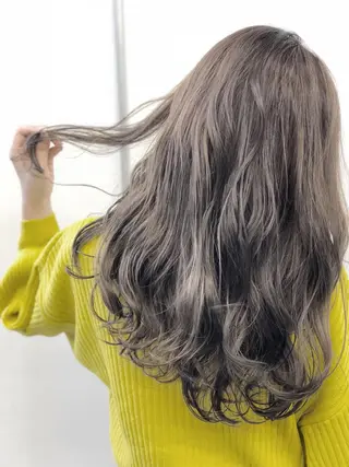 セミロング カラー N4C エヌフォーシーのヘアスタイル
