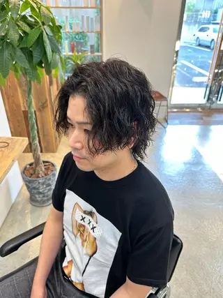 ミディアム パーマ メンズ 倉持 誠也　フェザーパーマのヘアスタイル