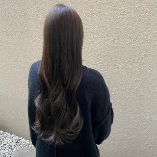 ロング ブリーチなしカラー/ 顔周りレイヤーカットのヘアスタイル