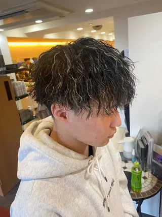 ショート パーマ メンズ 塩谷黎✨ブリーチ無W カラーメンズパーマ✨のヘアスタイル