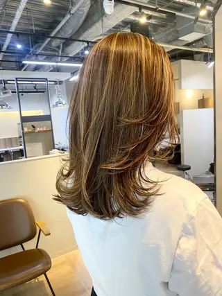 ミディアム 白髪ぼかしハイライト ／レイヤー中島啓太のヘアスタイル